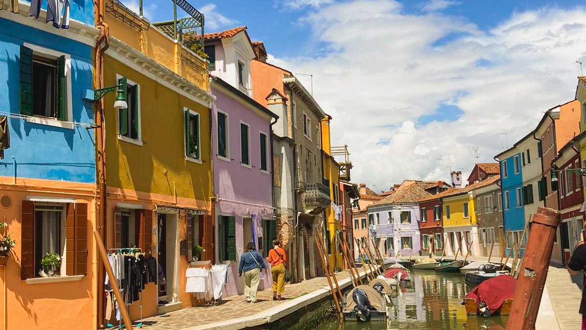 Csodálatos látnivalók Velence környékén: Burano színes házai