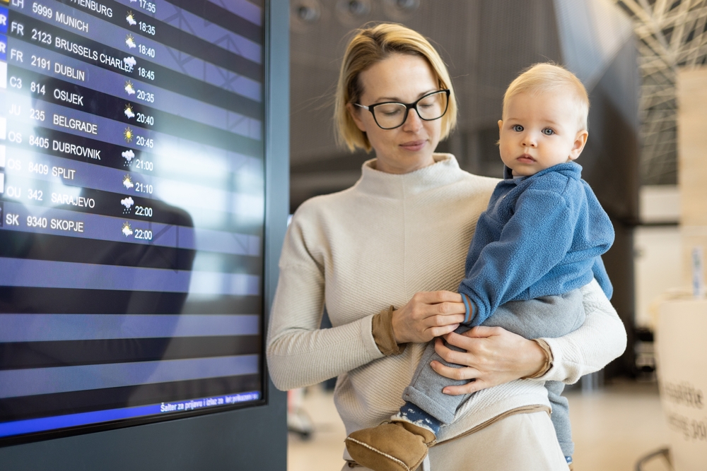babával a repülőtéren
