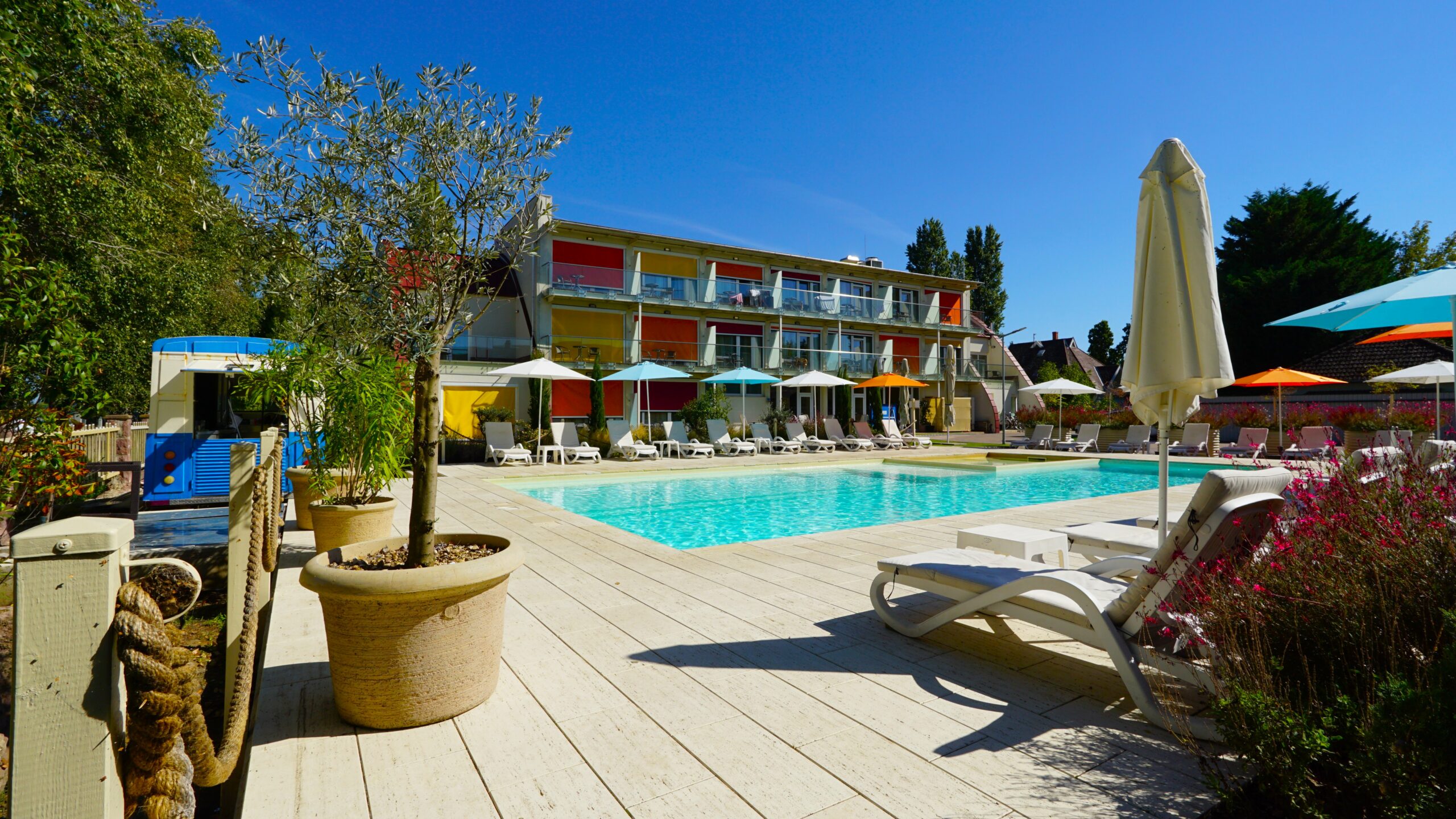 Colors Holiday Hotel Siófok – családbarát balatoni szállás medencével
